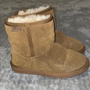 Minnetonka Ankle‎ Leather/Suede Booties.  Sheepskin/Wool blend lining.  Size 6.